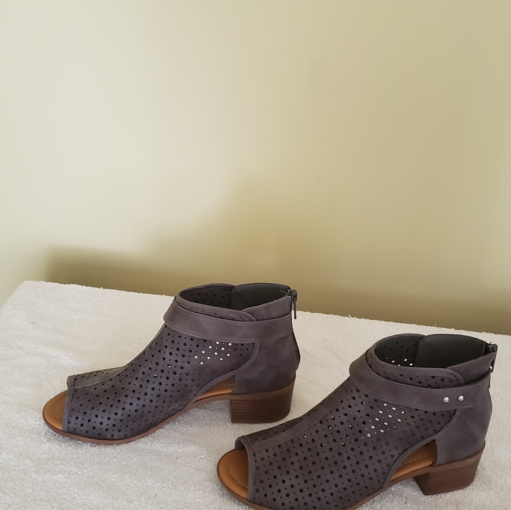 Shoes - Picture 3 of 5